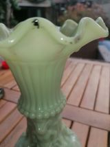 Vase en opaline vert clair 