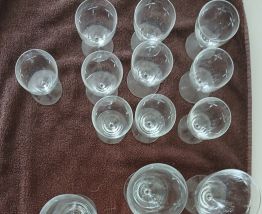 Lot 19 verres en cristal décor trèfle vintage
