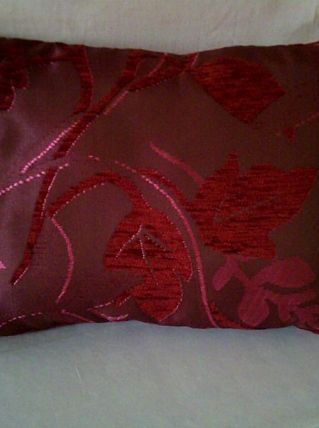 Coussin en tissu velours bordeaux 