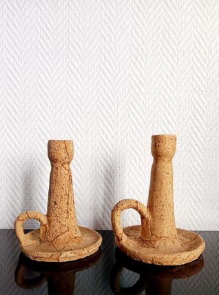 Paire de bougeoirs liège et terre-cuite. 