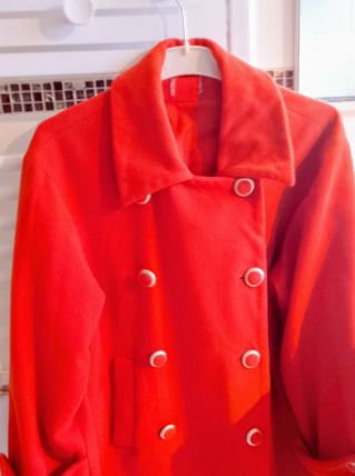 manteau orange à boutons, style vintage