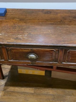 Bureau ancien en orme massif – 3 tiroirs