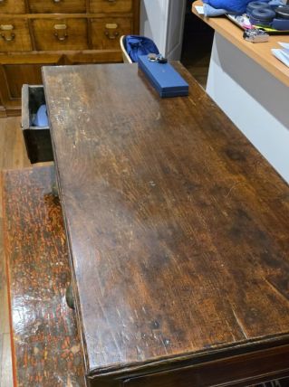 Bureau ancien en orme massif – 3 tiroirs
