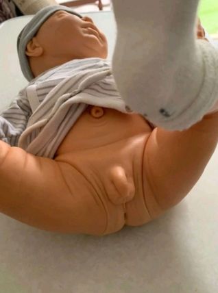 Poupée réaliste Berjusa Garçon avec un petit zizi 