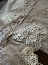 Lot bordures étagère crochet main en coton perlé blanc.