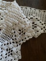 Lot bordures étagère crochet main en coton perlé blanc.