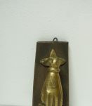 Heurtoir de porte main de Fatima laiton bois