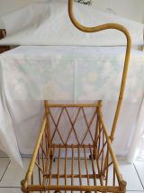 Magnifique berceau de poupée vintage en rotin – Années 70