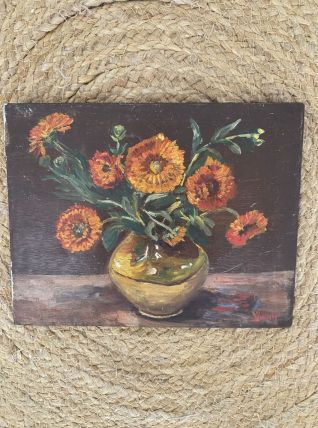 Nature morte bouquet de soucis dans un vase.