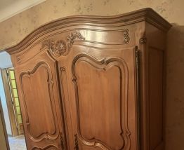 Superbe Armoire de Style Louis XV en Bois Massif
