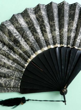 Ancien éventail en dentelle et bois, époque napoléon 