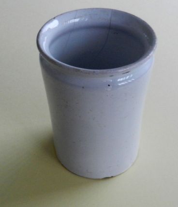 Ancien pot à confiture en terre cuite émaillée blanche