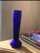 Duo de petits vases soliflores bleus en verre moulé travaill