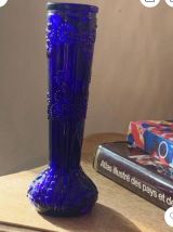 Duo de petits vases soliflores bleus en verre moulé travaill