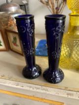 Duo de petits vases soliflores bleus en verre moulé travaill