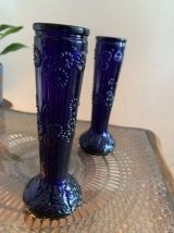 Duo de petits vases soliflores bleus en verre moulé travaill