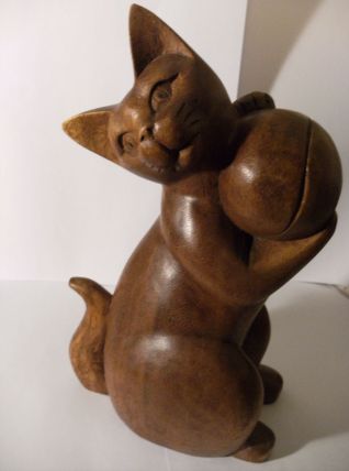 statuette bois chat jouant avec balle 
