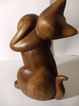 statuette bois chat jouant avec balle 