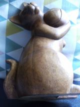 statuette bois chat jouant avec balle 
