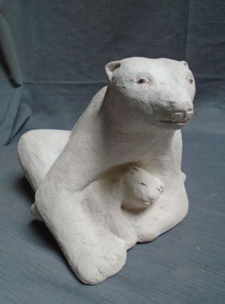 Sculpture d'une maman ours et son ourson...