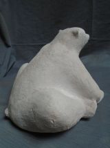 Sculpture d'une maman ours et son ourson...