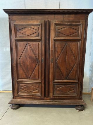 Armoire en noyer massif Fin du XVII siècle.