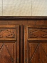 Armoire en noyer massif Fin du XVII siècle.