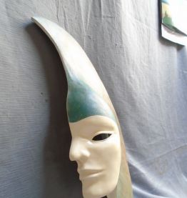 Masque Demi-lune en terre cuite patinée ,pièce unique signée