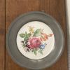 Assiette porcelaine et étain décorative et murale.