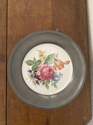Assiette porcelaine et étain décorative et murale.