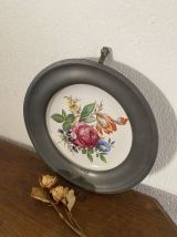 Assiette porcelaine et étain décorative et murale.