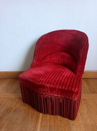 Fauteuil crapaud velours rouge à franges 