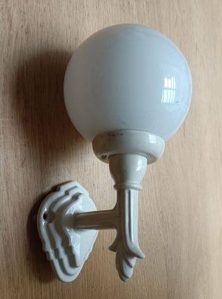Applique en fonte et verre opalin 