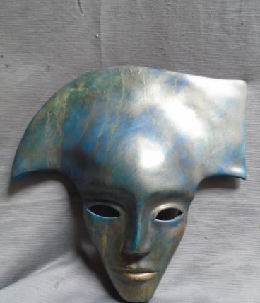 Masque décoratif en terre cuite patinée.