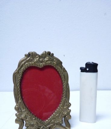 Cadre à poser forme coeur. Laiton ciselé Vintage