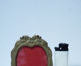 Cadre à poser forme coeur. Laiton ciselé Vintage