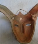 Masque décoratif en terre cuite patinée.