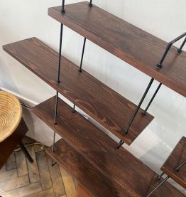 Etagère vintage asymétrique en bois foncé et métal noir