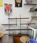 Etagère vintage asymétrique en bois foncé et métal noir