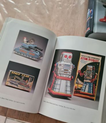 1000 Robots livre taschen jouets tin toy 