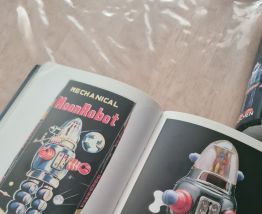 1000 Robots livre taschen jouets tin toy 
