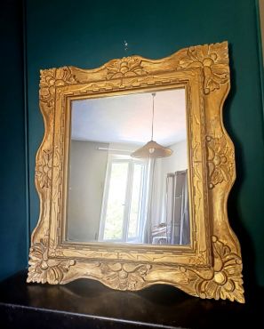 Grand miroir en bois doré 