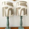 Paire de lampes en bois et abat-jours modernistes sur mesure