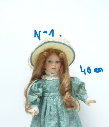 Poupée de porcelaine N°1 robe bleue fleurie