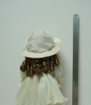 Poupée de porcelaine N°2 robe blanche chapeau