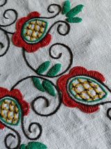 Nappe vintage, brodée main , très belle et élégante