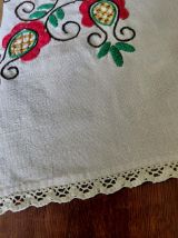 Nappe vintage, brodée main , très belle et élégante