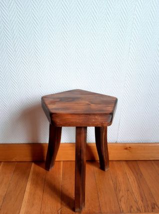 Tabouret tripode en bois brutaliste 
