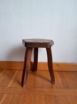 Tabouret tripode en bois brutaliste 