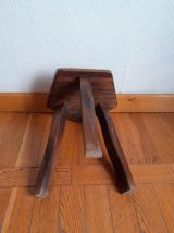 Tabouret tripode en bois brutaliste 